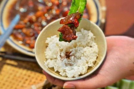 🍲🌬️ Thịt Kho Ruốc Sả – Món Ngon Cho Ngày Gió Lạnh 🌬️🍲